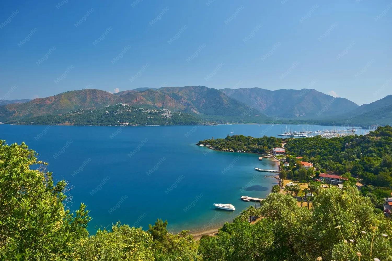 Muğla kıyılarından berrak deniz ve yerleşim görünümü